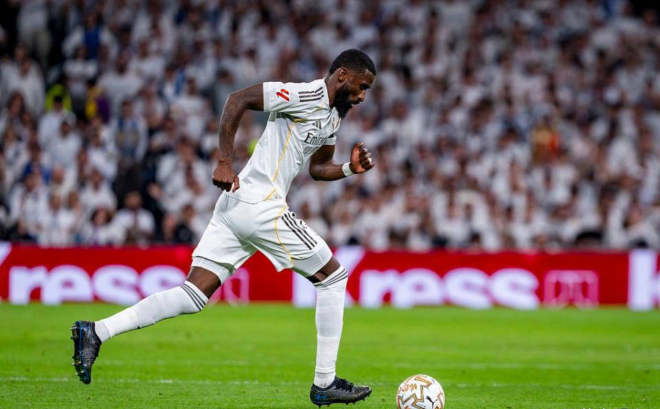 皇马欲与铁卫续约仅给一年合同，尤文、曼联和利物浦虎视眈眈等待捡漏